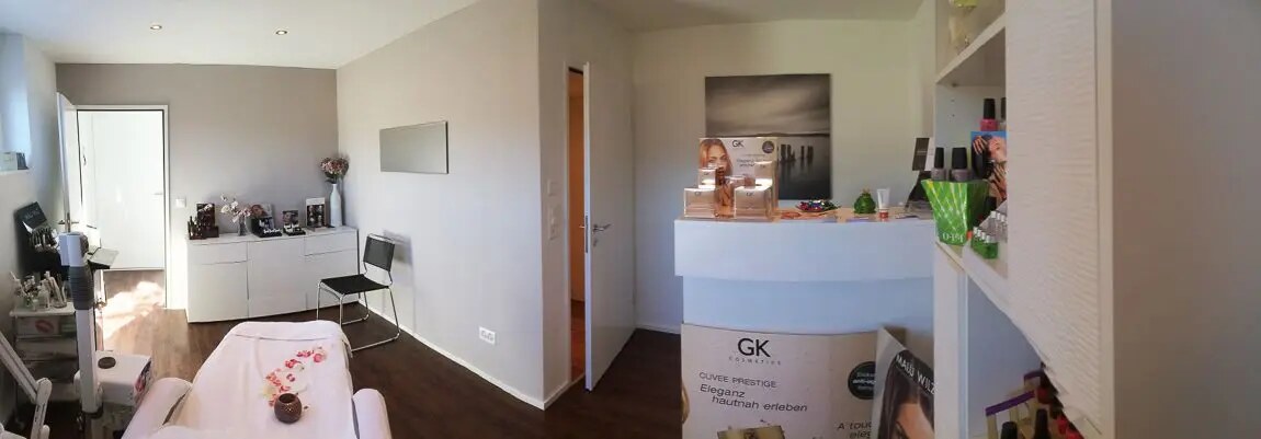 Heller Behandlungsraum und Empfang von Martina Kosmetik in Oberbüren